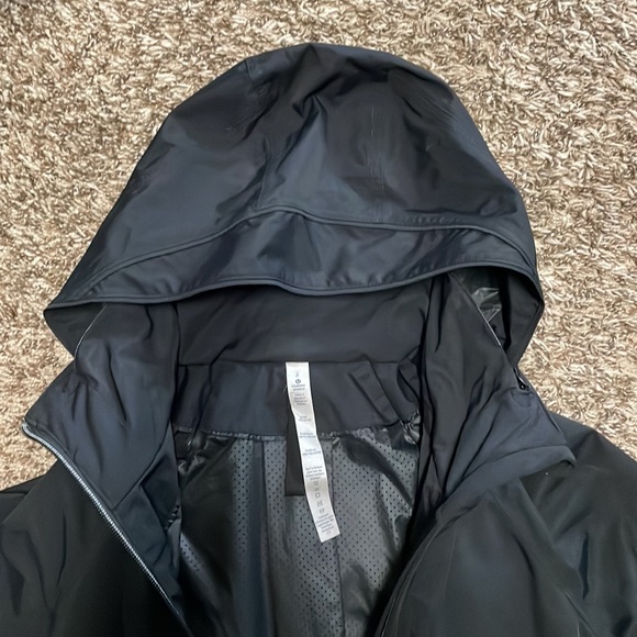 Lululemon Jacket - NWOT size 2 - Picture 4 of 10